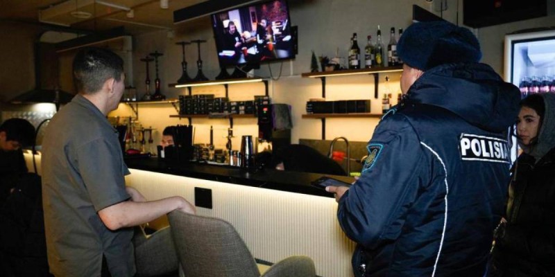 Астанада қоғамдық орындарда кальян шеккендер жазаланды.