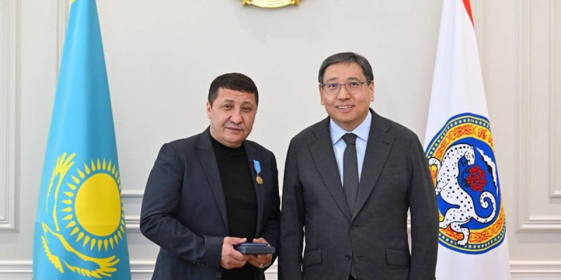 Мемлекет басшысының тапсырмасымен Алматы әкімі әуежай қызметкерін құтқарған азаматты марапаттады.