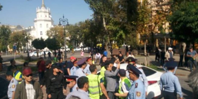 Ерлан Тұрғымбаев: Митинг кезінде 100 адам ұсталды.