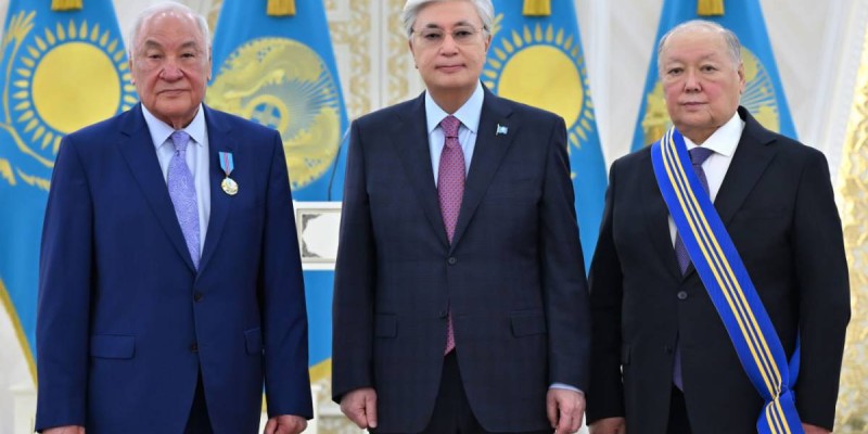 Президент мемлекеттік наградалар тапсырды .