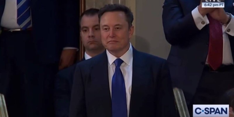 Трамп көпшілік алдында Илон Маскты мақтады.