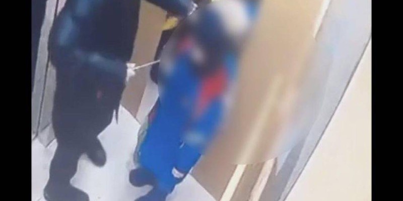 Лифтіде  балаға шабуыл жасаған жасөспірімді санитарлар соққыға жыққан.