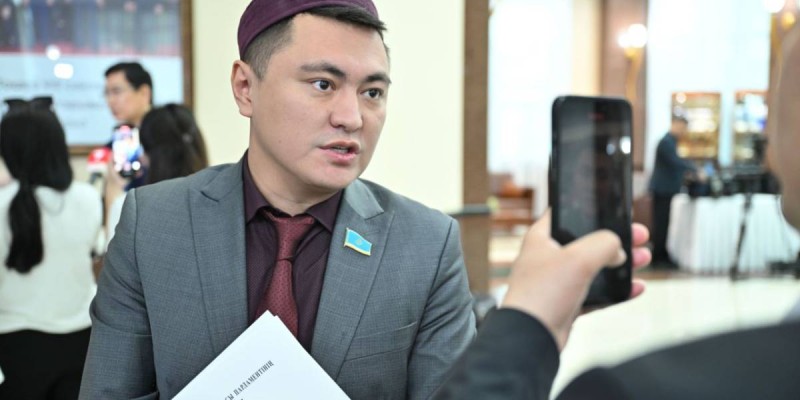 Депутат Дәулет Мұқаев жалған ақпарат үшін кешірім сұрады. Депутатқа заң жүрмей ме?.