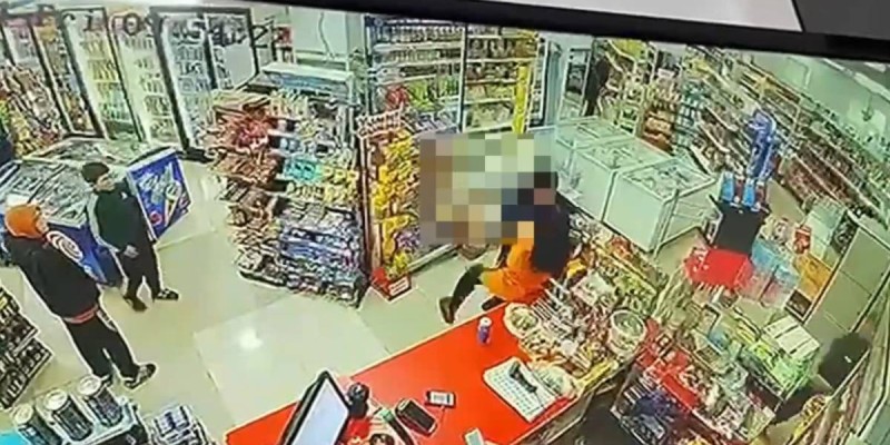 Семейде дүкендегі тонау видеоға түсіп қалды.