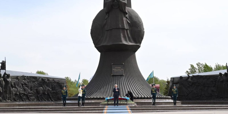 Қасым-Жомарт Тоқаев «Отан Ана» монументіне гүл шоғын қойды.