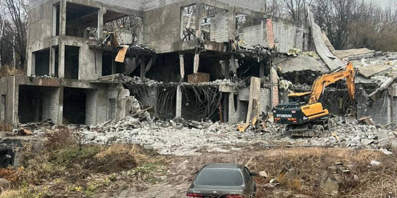 Алматының тау бөктеріне ірі нысан заңсыз салынған.