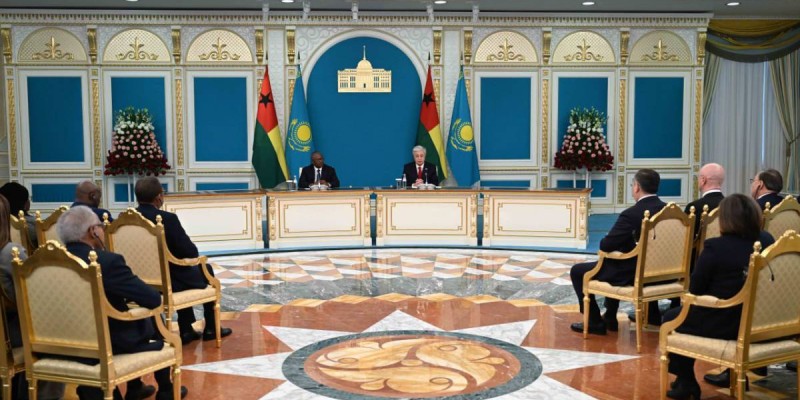 Қасым-Жомарт Тоқаев пен Умару Сисоку Эмбало БАҚ өкілдері үшін брифинг өткізді.