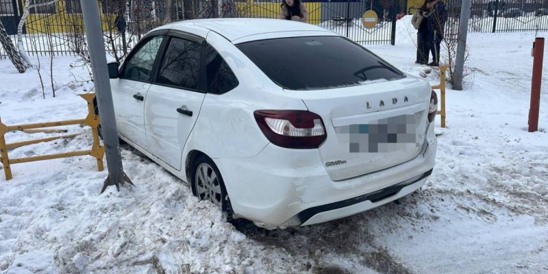 Автокөлікті масаң күйде жүргізген блогер қоршауға соғылды.