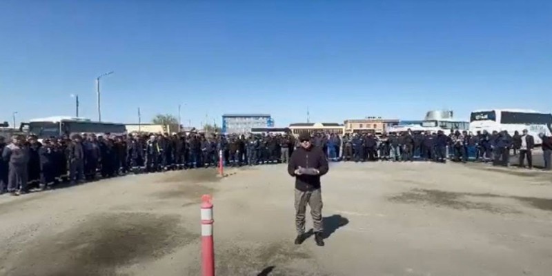 Теңіз кен орнының жұмысшылары жалақыны көтеруді талап етті.