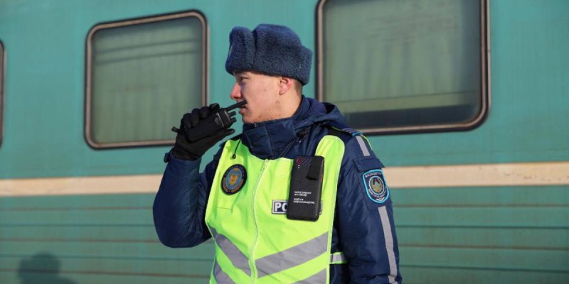 Мас жолаушы пойыз тамбурының әйнегін сындырып 300 мың теңге айыппұл арқалады.