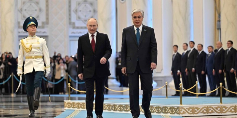 Тоқаев Путинге жағатын сөзді неге қайталады?.