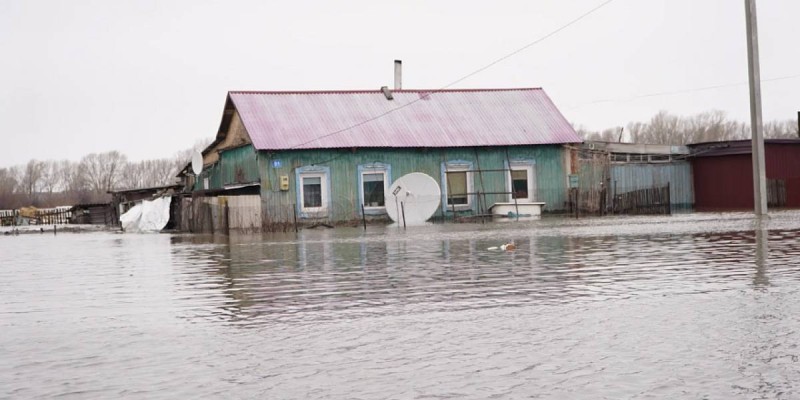 Атбасарда су басқан саяжайдың шатырынан бір адам эвакуацияланды.