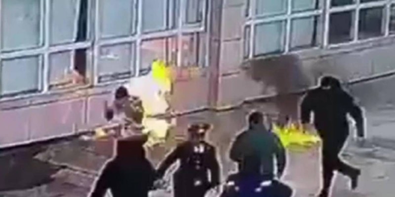 Маңғыстау облысы әкімдігі алдында өзін өртеген ер адам қайтыс болды.