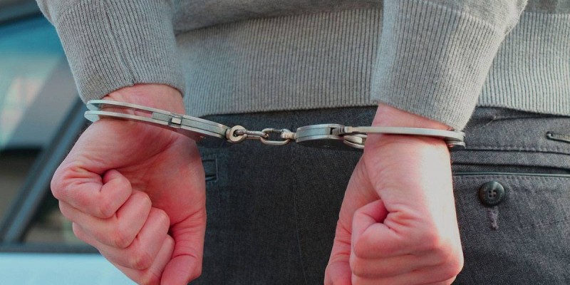 Полиция қызметкері заттай дәлелдемелерді ұрлаған.