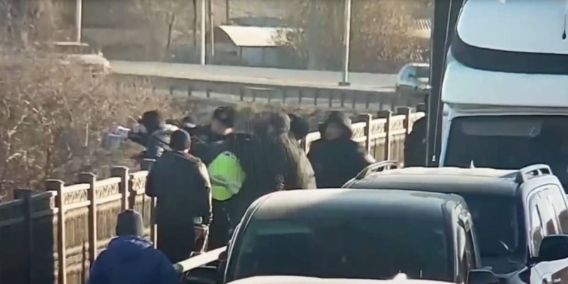 Атырауда 17 жастағы жасөспірім суицид жасамақ болды.