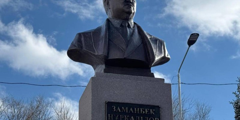 Кегенде Заманбек Нұрқаділовке арналған ескерткіш-бюст ашылды.