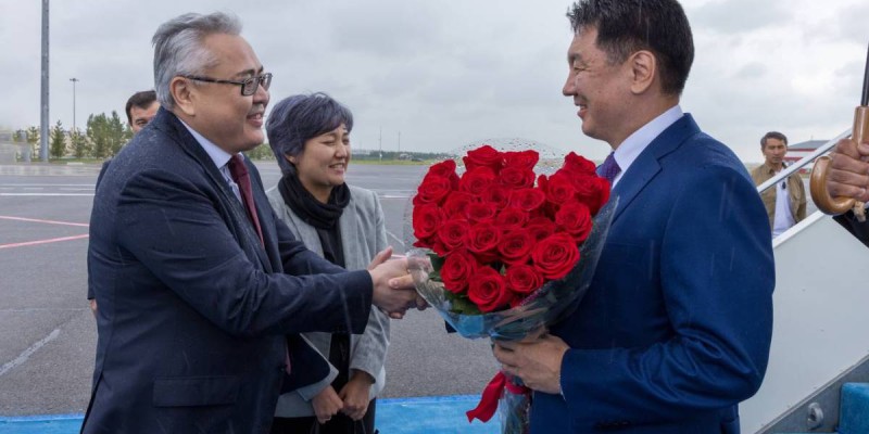 Моңғолия Президенті ШЫҰ саммитіне қатысу үшін Астанаға ұшып келді.