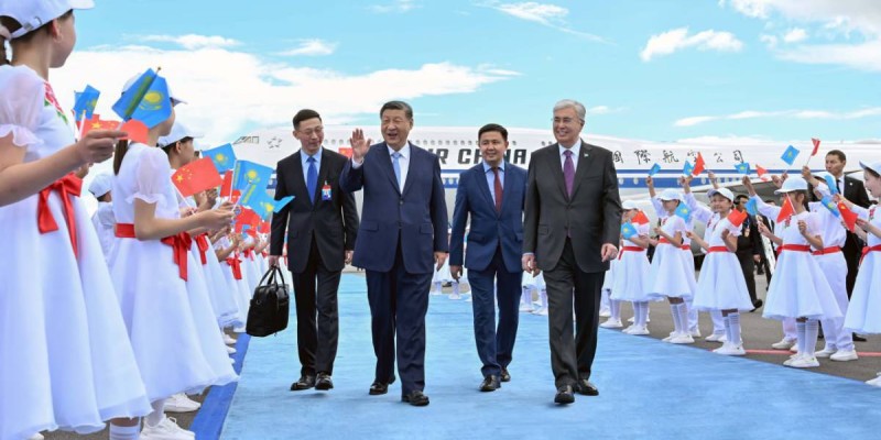 Тоқаев Си Цзиньпинді елорда әуежайында қарсы алды.