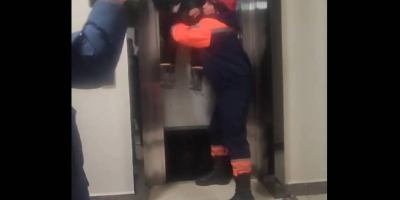 Астанада балалар лифтіде қалып қойды.