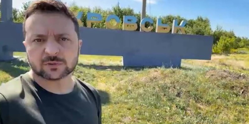 Зеленский соғыс жүріп жатқан Донецк облысына барды.