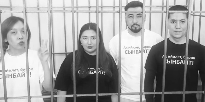 Қырғыз соты төрт журналистің қамаудағы мерзімін ұзартты.