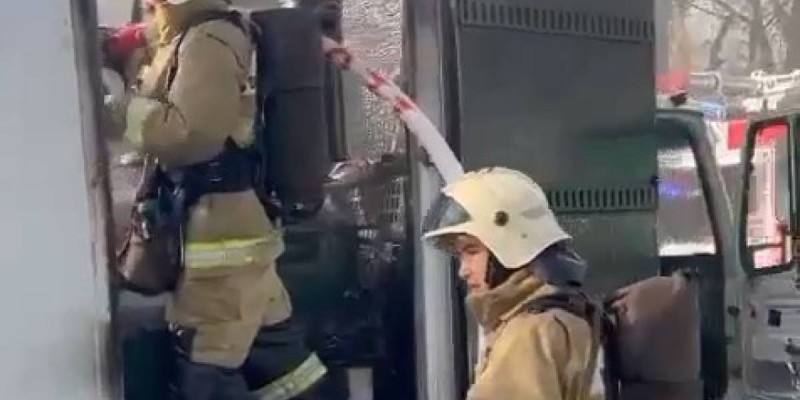 Алматыда көшенің ортасында жүк көлігі өртеніп кетті.