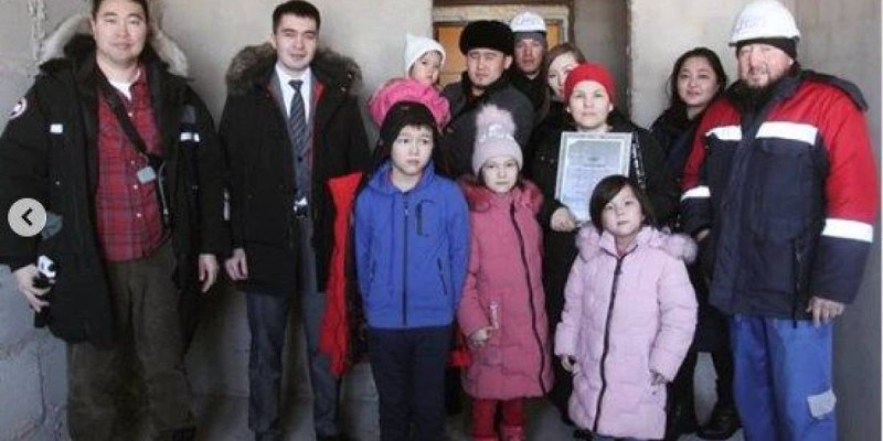Көп балалы отбасына пәтер сыйылауға уәде берген кәсіпкер сөзінде тұрды.
