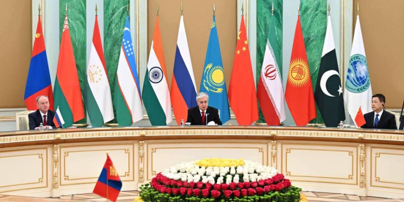Президент Қасым-Жомарт Тоқаев ШЫҰ-ға мүше мемлекеттердің қауіпсіздік кеңестері хатшыларымен кездесті.
