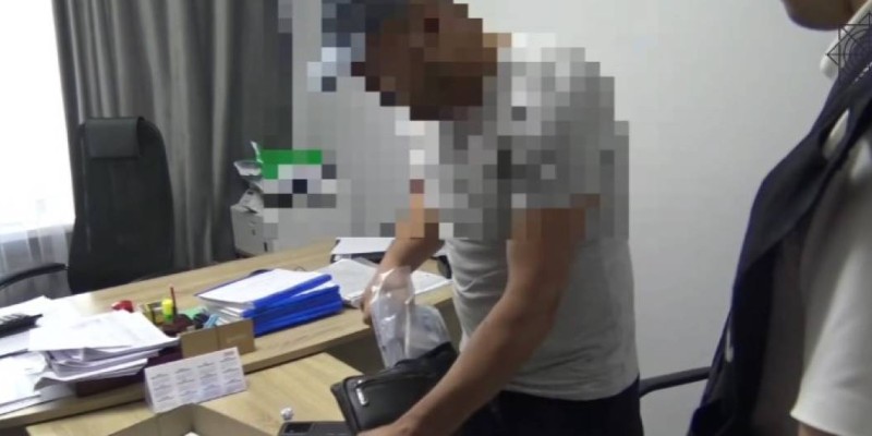 Бас инженер 9 млн теңге заңсыз сыйақы алу барысында ұсталды.