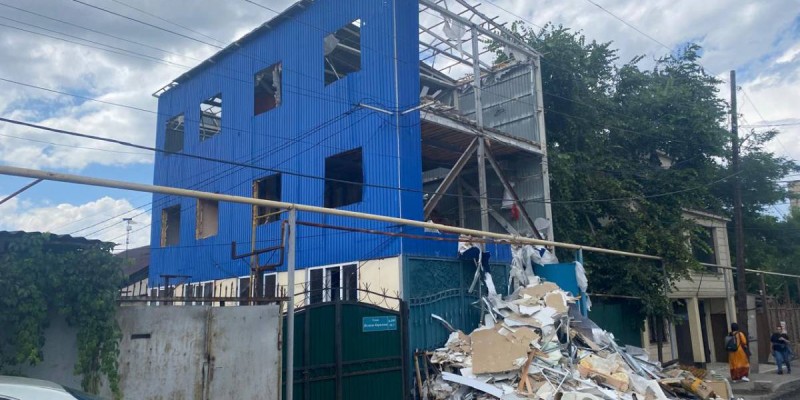 Алматыда соттың шешімімен үш қабатты ғимарат сүріле бастады.