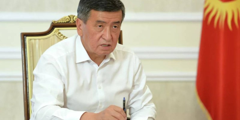 Қырғызстанда Сооронбай Жээнбековті экс-президент мәртебесінен айыру ұсынылды.