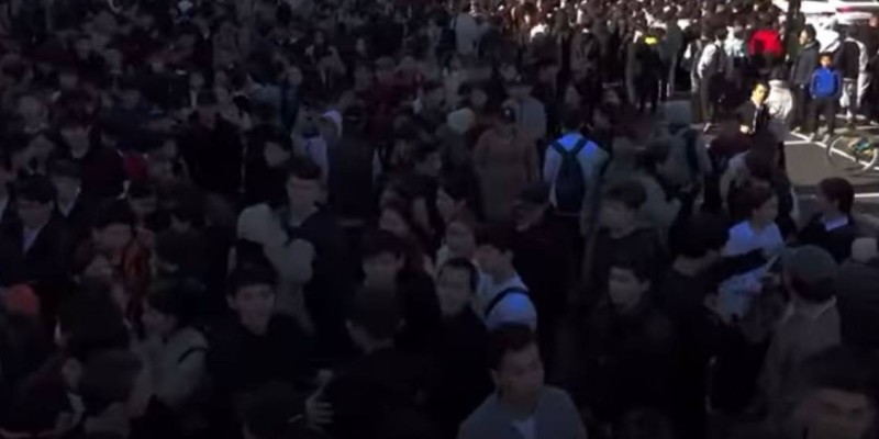Астанада тегін донер таратылады деген жарнамаға 4 мың адам жиналған.