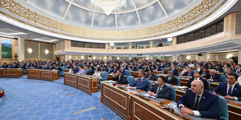 Харассмент жасаған депутат мандатынан айырылды.