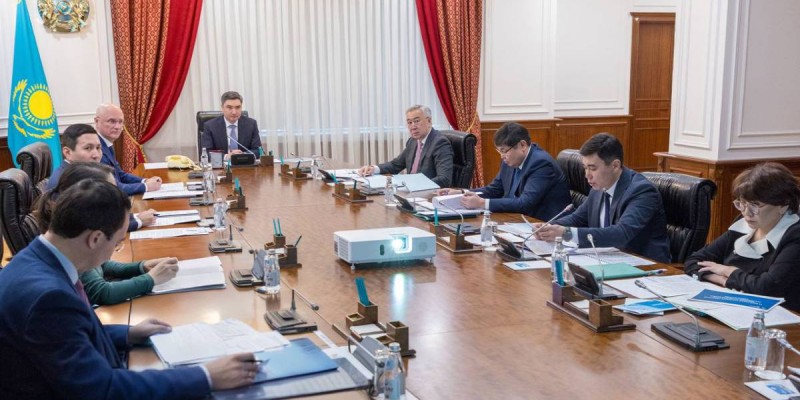 Олжас Бектенов қолжетімді баспана мәселесі бойынша кеңес өткізді.