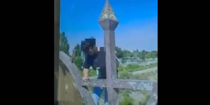 Таразда өмірден түңілген әйел көпірден секірді.