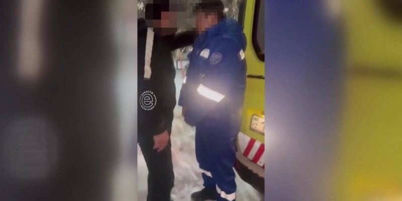Жедел жәрдем жүргізушісін ұрған азаматтың ісі бойынша сот басталды.