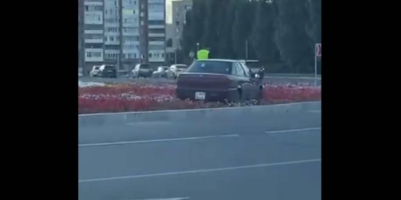 Өскеменде мас жүргізуші гүлзарға кіріп кетті.