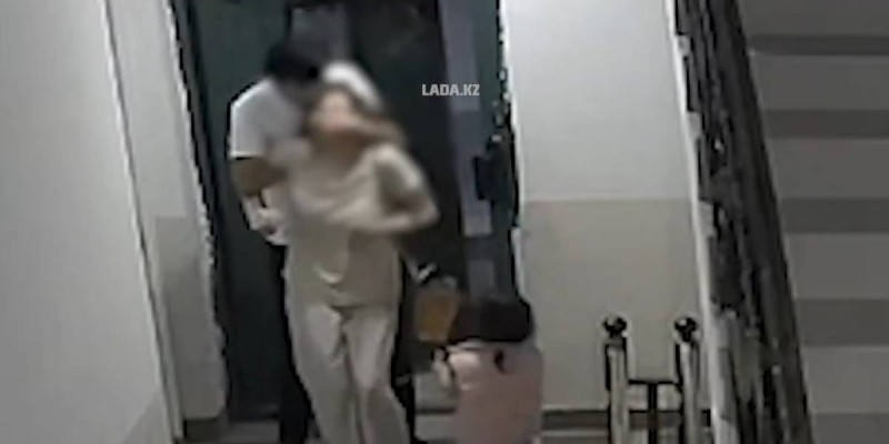 Ақтауда ер адам әйелін балаларының көзінше ұрып тастады.