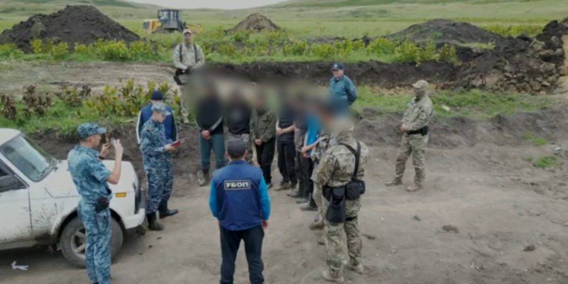 Заңсыз алтын өндірумен айналысқан “кеншілер” ұсталды.