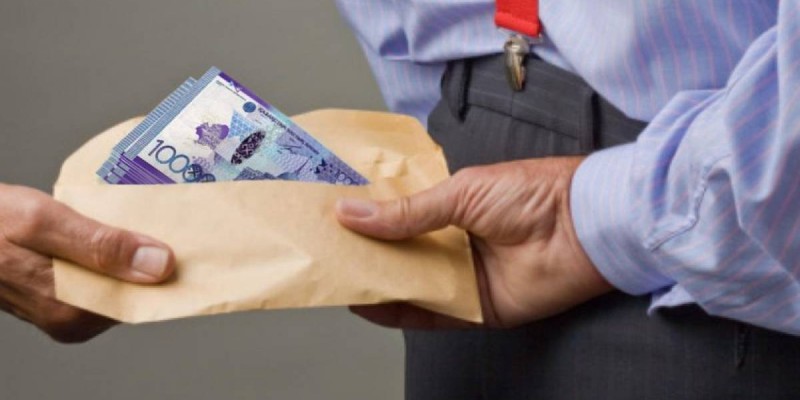 Әкімдік қызметкерлері жемқорлықтан полицейлерді басып озды.