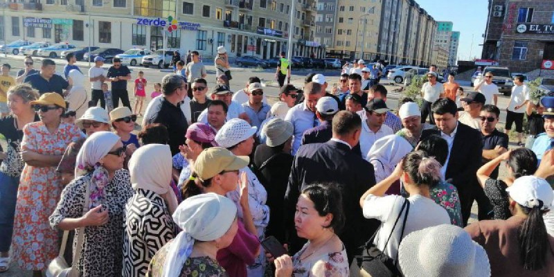 Сусыз қалған Ақтау тұрғындары жолды жапты.