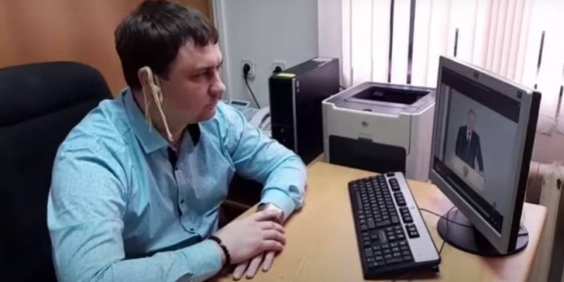 Путиннің жолдауын лапшамен тыңдаған депутатқа айыппұл салынды.