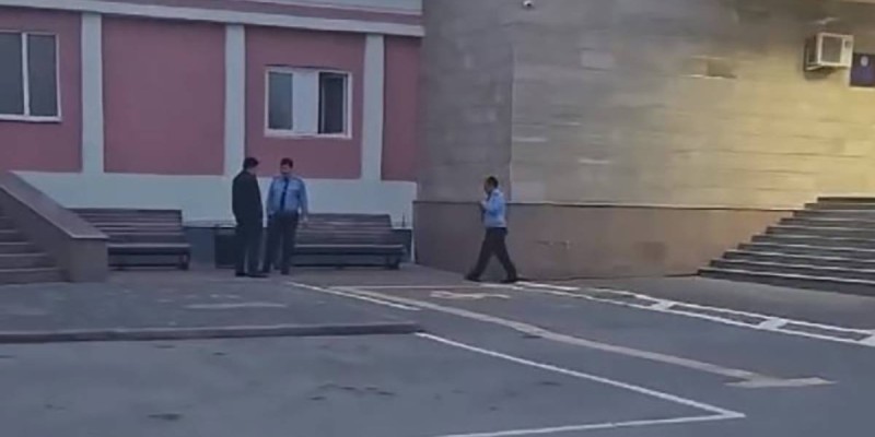 Блогер прокурорды шыр айналдыра қуды.