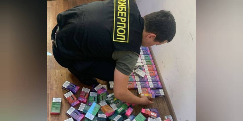 Алматы облысының полицейлері 2 млн теңгенің вейптерін тәркіледі.