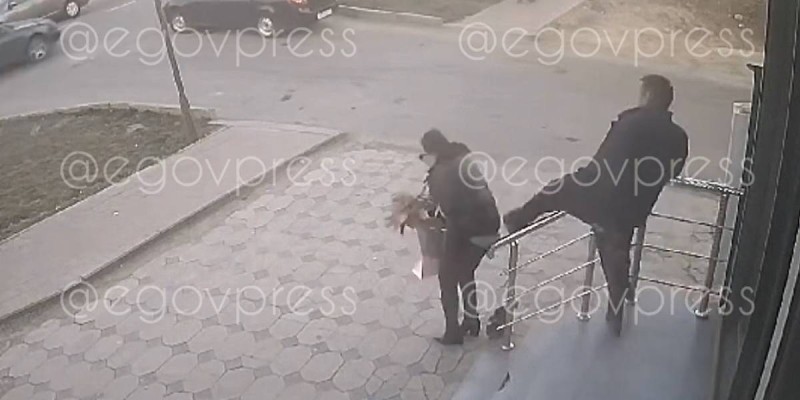 Шымкентте әйел адамды еш себепсіз көшеде ұрған еркек ұсталды (видео).