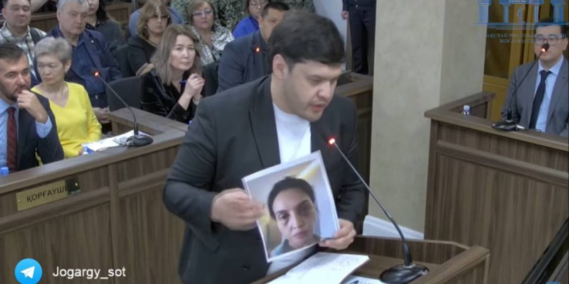 Салтанат Нүкенованың ағасы қарындасының соққы алған фотосын көрсетті.