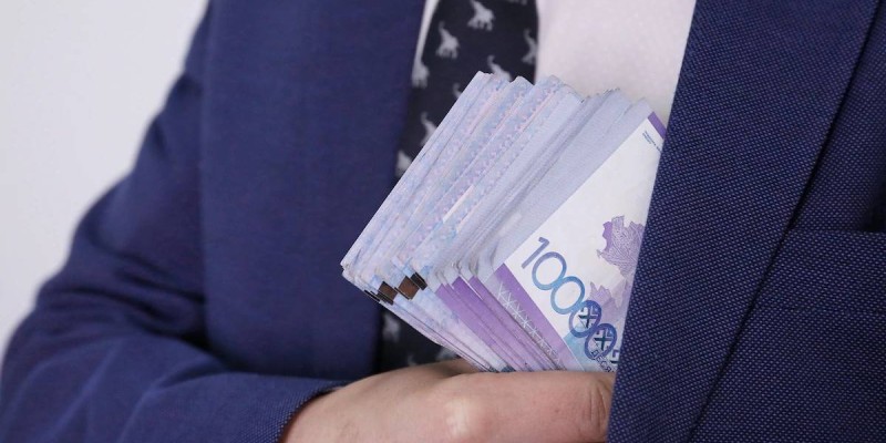 Сот орындаушы өндірілген ақшаны жымқырған.