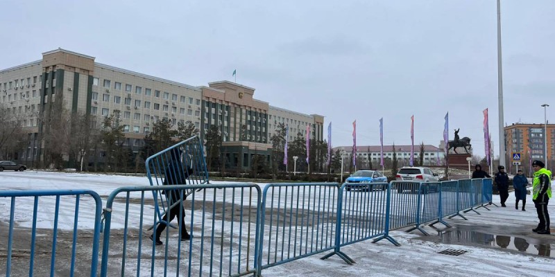 Ақтөбеде әкімдік алдында қауіпсіздік күшейтілді.