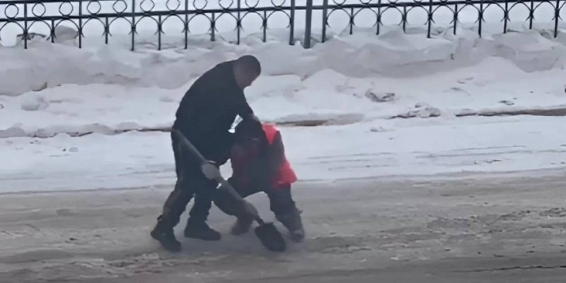 Астанада көше тазалаушыға белгісіз адам шабуыл жасады.