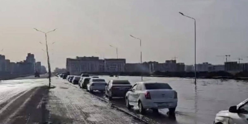 Астанадағы Ұлы Дала даңғылының бір бөлігін су басты.